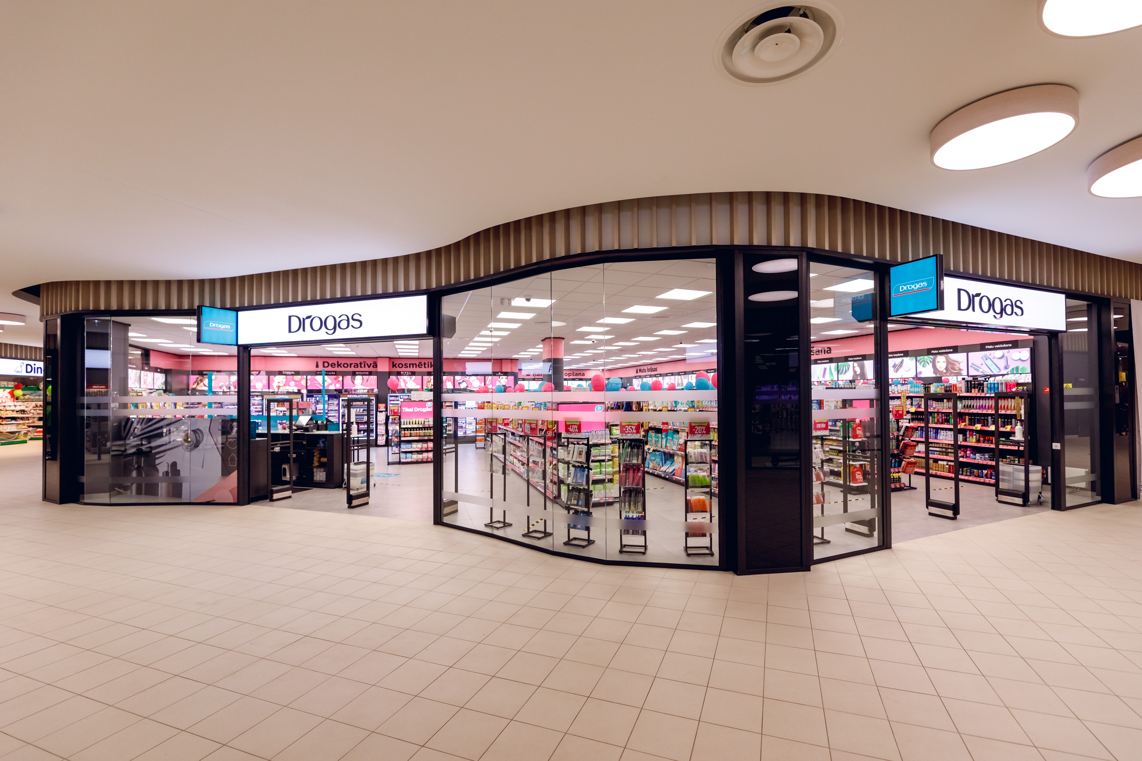 Drogas. Forecasting and replenishment done by 4 people